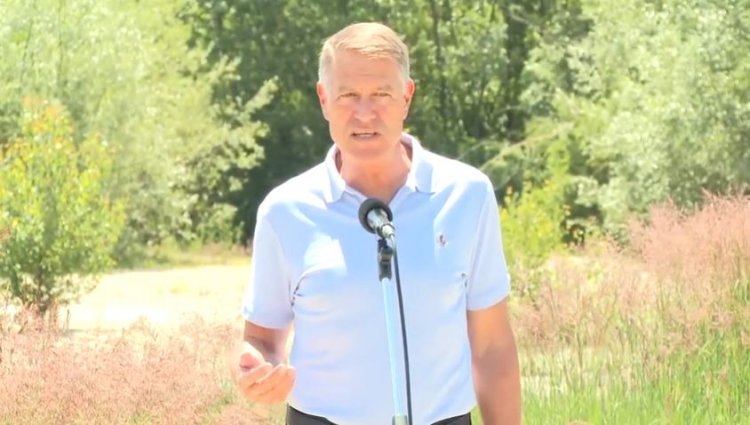 Iohannis: Trebuie să acceptăm cu toţii că marginea drumului nu este groapă de gunoi; nu este suficient să ne enervăm