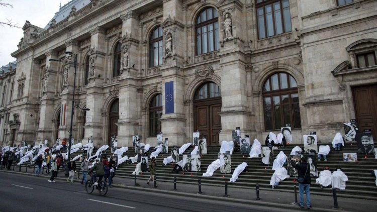 6 ani de la tragedia Colectiv, marcați cu un protest pe treptele Curții de Apel din București - FOTO