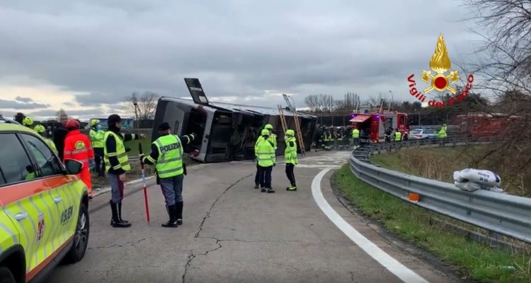 Un autocar cu 52 de români la bord s-a răsturnat în Italia