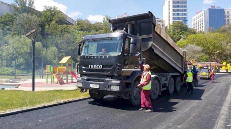 Continuă lucrările de amenajare pe strada Lebedei. Zona este în plin proces de transformare